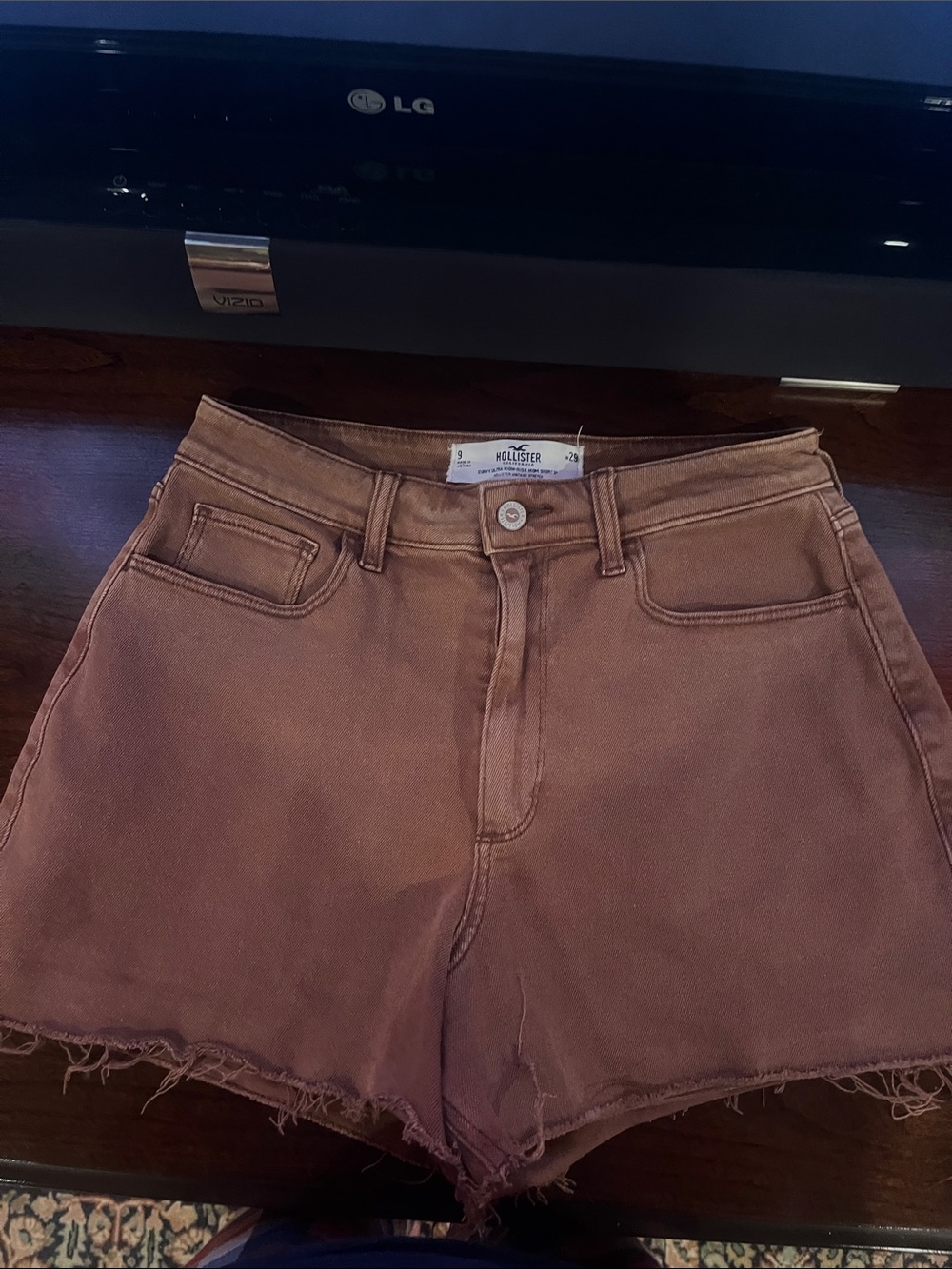 Hollister Curvy Ultra High-Rise Mom Shorts in Brown Denim. Size 9 (29).